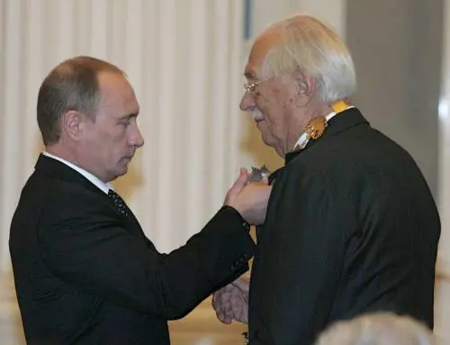 L'inno di Stalin riscritto tre volte e voluto da Putin