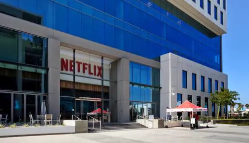 Incidente stradale durante le riprese: morti due attori della serie Netflix "The Chosen One"