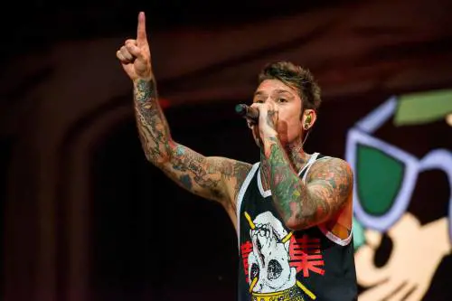 Se ora Fedez vuole sostituirsi anche al Papa