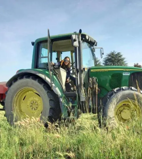 Alice, il sindaco che gira in trattore: "Fare, ascoltare e poi al lavoro nei campi"