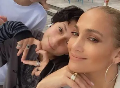 "Essi". Jennifer Lopez presenta la figlia Emme usando il pronome neutro