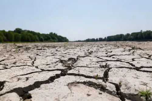 Siccità, è allarme acqua: Regioni e Comuni chiudono i rubinetti