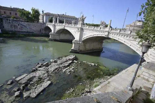 Siccità: dal Tevere riemergono tesori e "monezza"