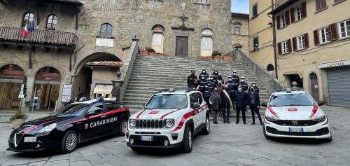 I carabinieri e la municipale di Cortona insieme al sindaco