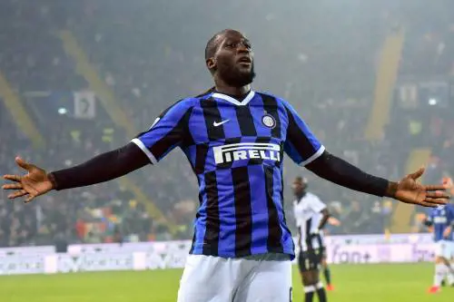"Palla lunga e pedalare". La Curva Nord dell'Inter gela Lukaku