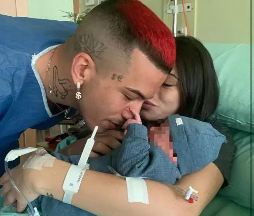 È nato Gabriel, il figlio di Sfera Ebbasta e Angelina Fiol Lacour