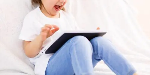 Tablet esplode tra le mani di un bimbo di cinque anni