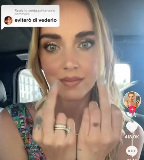 Social, dito medio e cachet: nuove polemiche per Chiara Ferragni a Sanremo