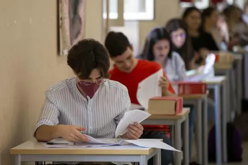 Ritorno in aula dopo due anni. I ragazzi tra ansia e normalità. "Essere qui è il nostro riscatto"