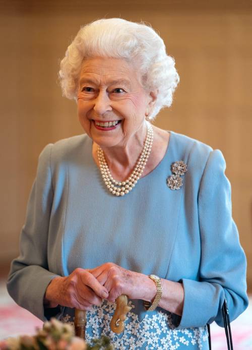 La regina Elisabetta di nuovo in pubblico senza bastone