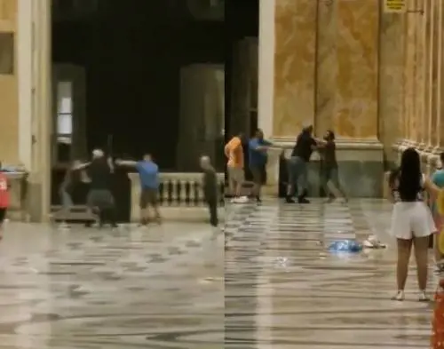 Rissa con le mazze fra clochard in Galleria Umberto