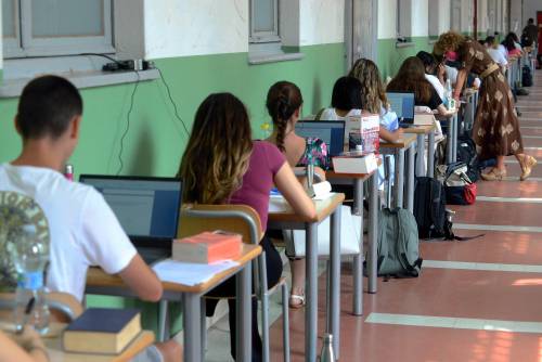 Un docente che insegna in una scuola superiore a Orzinuovi, nel Bresciano, ha scoperto un errore in una delle tracce proposte per il tema di italiano della prima prova della maturità
