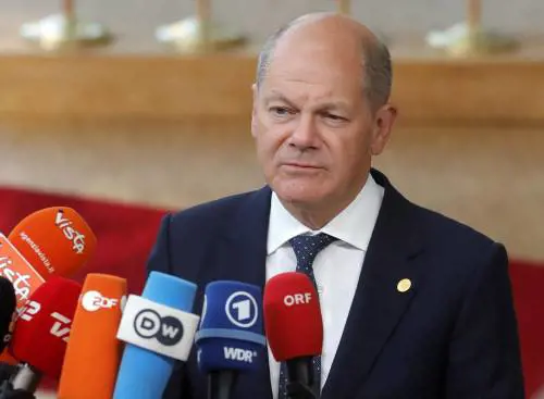 Una frode fiscale inguaia Olaf Scholz. La polizia ha già sequestrato le sue mail