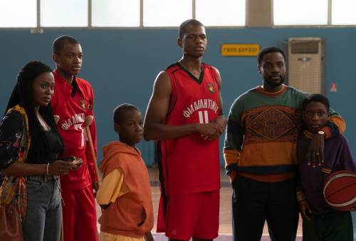 Su Disney+ c’è la storia (vera) di "Rise", tre fratelli emigrati che diventano campioni di basket 