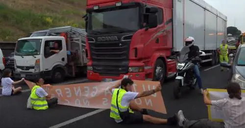 Attivisti per l’ambiente bloccano il Grande raccordo anulare: è la quarta volta in dieci giorni
