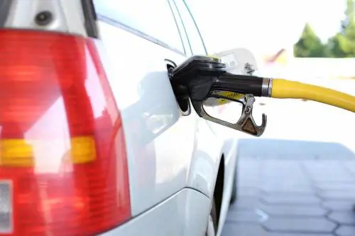Via libera del Cdm al decreto accise. Diesel più caro, scende la benzina: cosa cambia