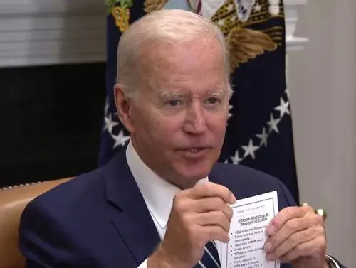 "Devi prendere posto e salutare...". Lo strano promemoria di Joe Biden che imbarazza il presidente