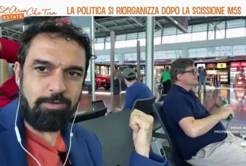 "Questo signore lo riconoscete?". Giarrusso-Calenda, siparietto a sorpresa in tv