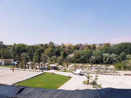 Gualtieri come Raggi: la spiaggia Tiberis è ancora chiusa