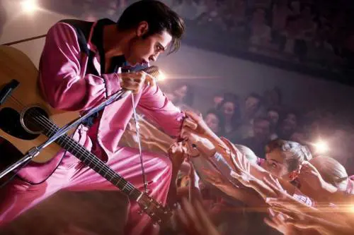 “Elvis”, l’uomo dietro l’icona in un biopic galvanizzante