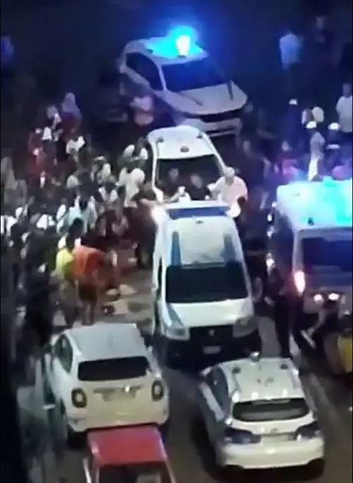 Accerchiati e aggrediti: l'assalto choc dei migranti a cinque vigili