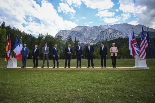 "Anche noi a torso nudo?". I leader del G7 ironizzano su Vladimir Putin