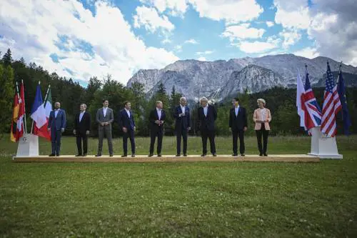 "Anche noi a torso nudo?". I leader del G7 ironizzano su Vladimir Putin