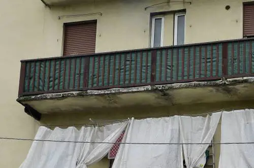 Muore precipitando dal quarto piano mentre fugge dal marito dell’amante