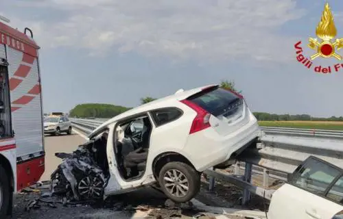 L'auto contromano si schianta: morti e feriti nell'inferno sulla A7