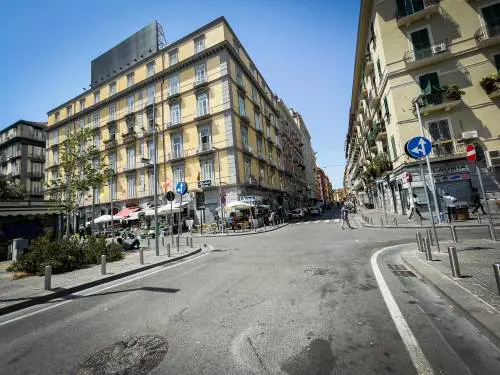 Botte e paura a Napoli: un centinaio di migranti aggredisce cinque vigili