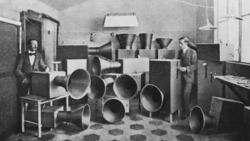 Musica futurista e in scena vola la verdura