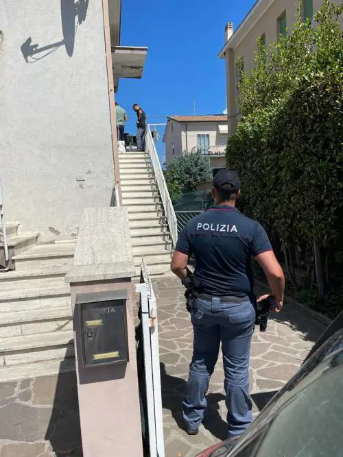 Uccide l'ex compagna con 30 coltellate davanti al figlio: "Ora non gli parlerà più male di me"