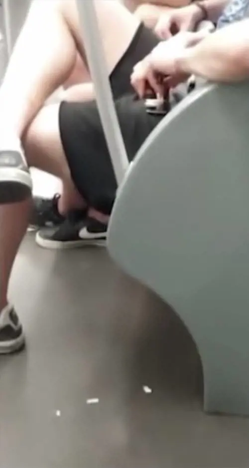 Stendono e sniffano cocaina in metro: l'ordinario degrado della Milano di Sala
