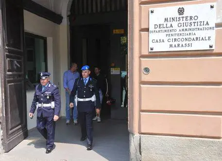 Alcuni agenti della polizia penitenziaria a Marassi