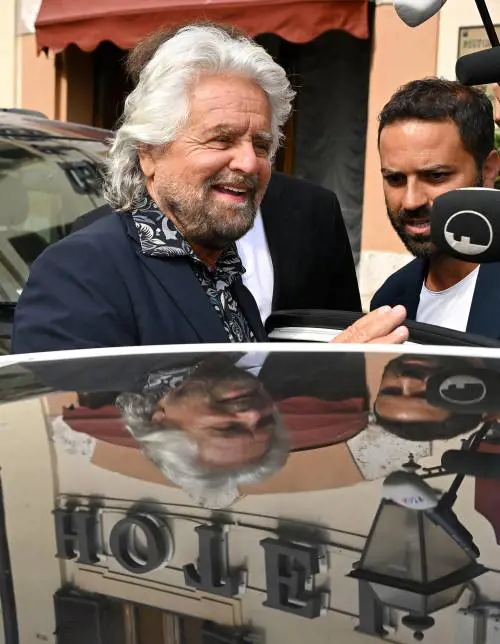 "Terzo mandato solo per 5 eletti. Ma restiamo al governo". Grillo a Roma per salvare i 5S