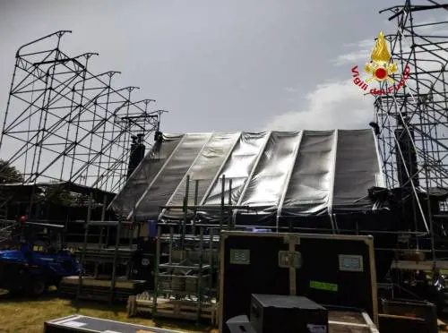 Crolla la tettoia per il concerto di Elisa, 2 gli operai travolti