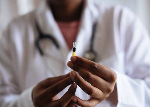 Rischio discarica per i vaccini anti-Covid: oltre 3 milioni in scadenza 