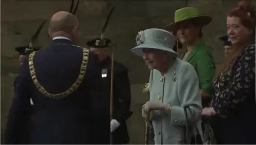 La regina Elisabetta arriva a sorpresa in Scozia per la Royal Week