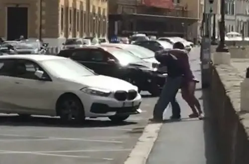 Calci e arti marziali: così la donna mette ko il suo aggressore