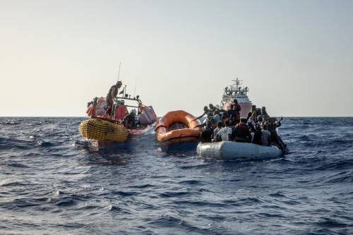 "Oltre 1000 migranti in pericolo". Tre operazioni di Guardia Costiera e Marina Militare