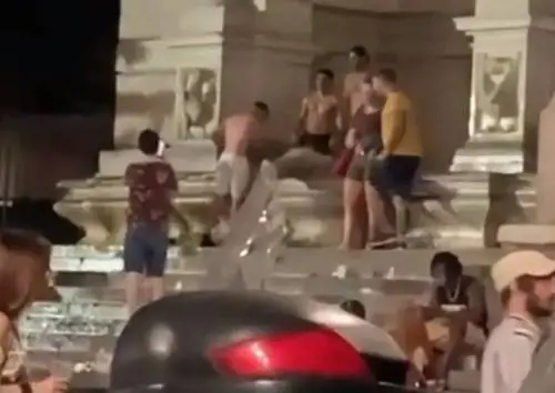 Giovani vandalizzano fontana del '600. "Basta tollerare chi deturpa"