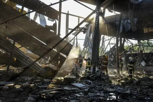 Razzi sul centro commerciale, 20 i morti. Ma i russi: "Colpito un deposito di armi"
