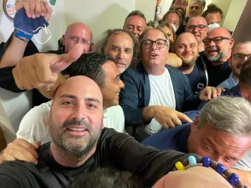 I dem gridano al fascismo a Lucca. Ma in Puglia brindano con Casapound