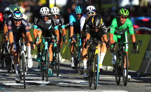 Paura al Tour de France, dai tapponi ai tamponi. Pogacar & C. a casa se...