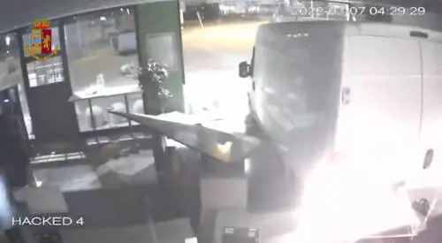 In manette la banda romena delle "spaccate": oltre 30 i furti nei locali distrutti