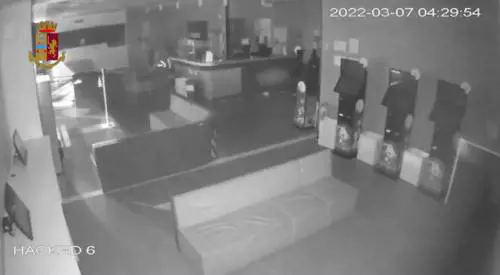 Scuolabus come arieti per le "spaccate": ecco come agiva la banda