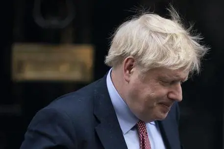 Johnson sempre più in bilico: altre due dimissioni nel suo governo