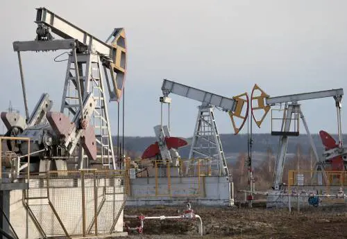 Tetto al petrolio russo, da domani Europa a secco. Il Cremlino: "Non accetteremo mai il price cap"