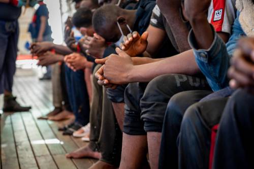 Sbarchi senza sosta e Lampedusa al collasso: 840 migranti sull'isola in 48 ore