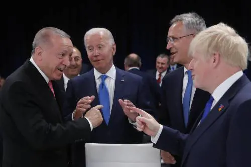 La Nato allargata riarma l'Ue. "La Russia è una minaccia". Un sistema antiaereo in Italia